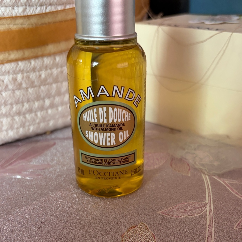L'OCCITANE Amande Shower Oil - Yellow